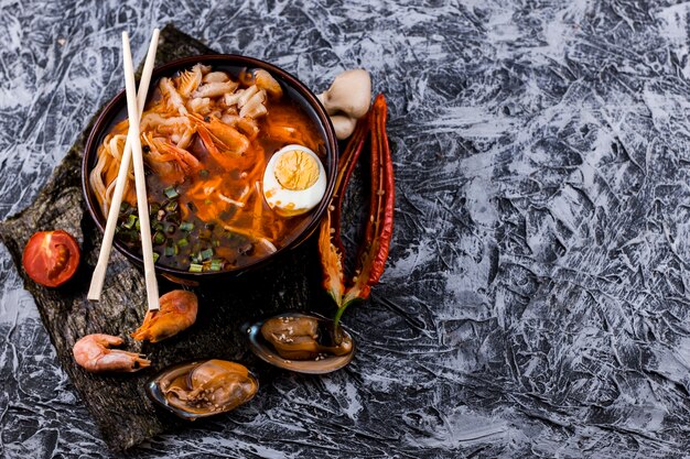 Ramen de frutos do mar vista superior com espaço de cópia