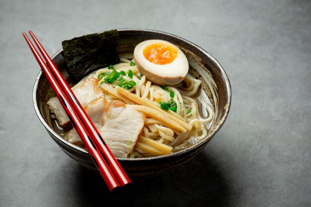 Ramen delicioso na superfície escura