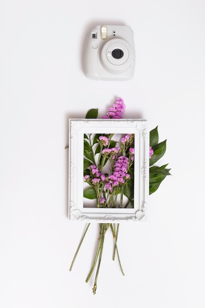 Foto grátis ramo de flores e moldura perto da câmera