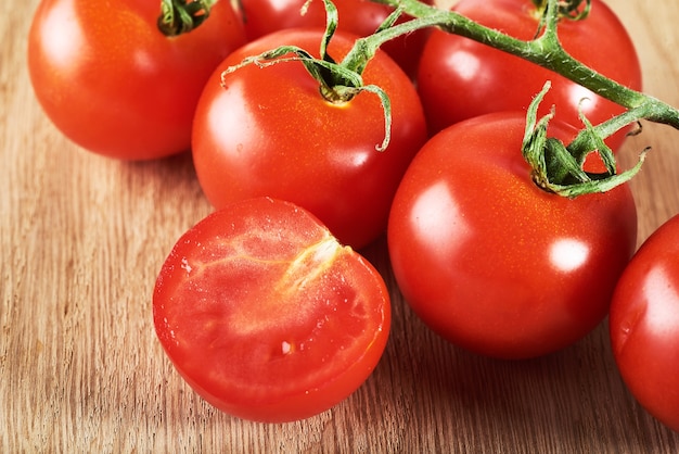 Ramo de tomate cereja vermelho orgânico de madeira.