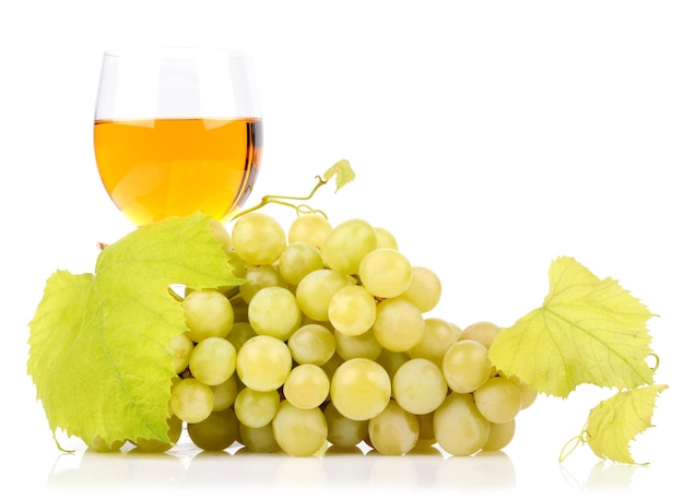 Ramo de uvas e copo de vinho isolado no branco