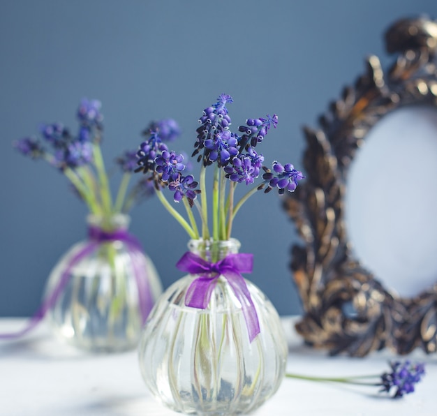 Ramos de lavanda dentro de vaso pequeno frasco bonito