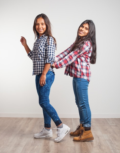 Foto grátis rapariga agarrado ao quadril de uma outra menina