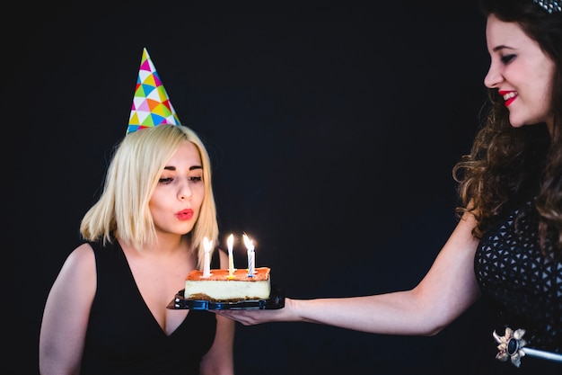 Foto grátis rapariga com bolo de aniversário