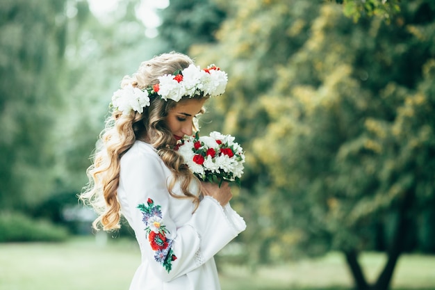 Foto grátis rapariga em roupas nacionais tradicionais