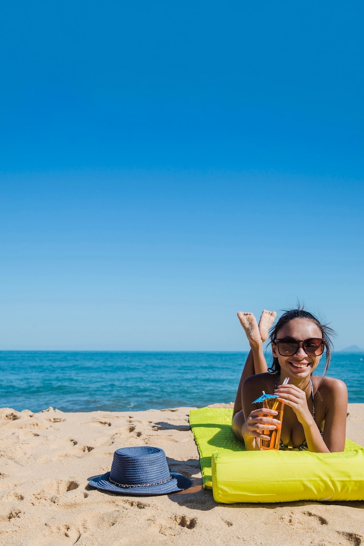 Foto grátis rapariga feliz na praia