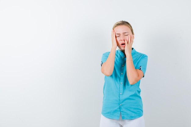 Rapariga loira com blusa azul, calça branca de mãos isoladas