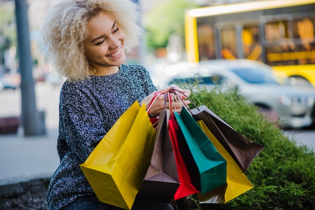 Rapariga loira com sacos de compras