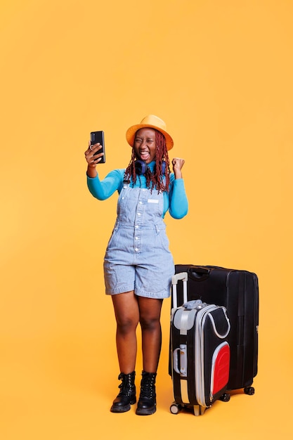 Foto grátis rapariga sorridente usando uma teleconferência