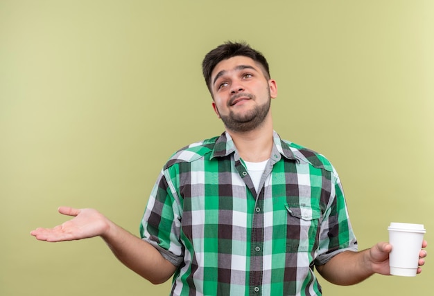 Foto grátis rapaz bonito com camisa xadrez