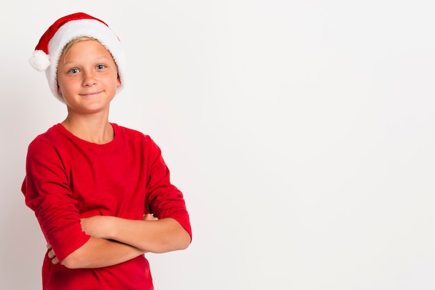 Rapaz com chapéu de Papai Noel tiro médio