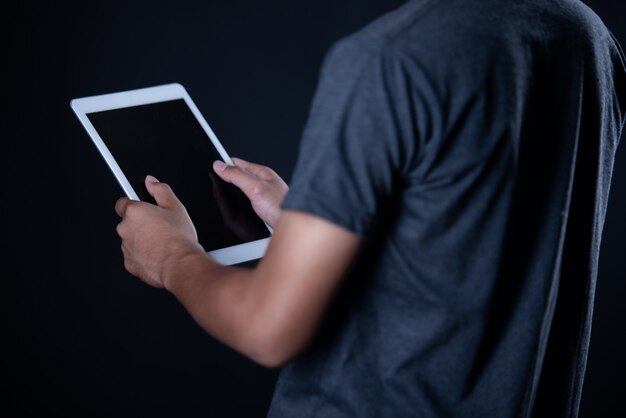 Rapaz estudante usando laptop, aprendizagem on-line, educação