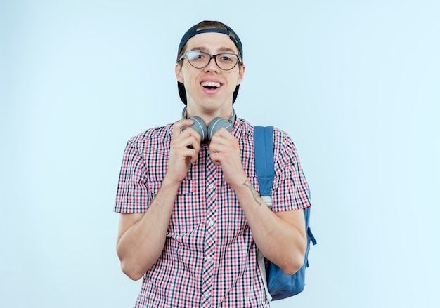 Rapaz jovem estudante usando bolsa, óculos e boné em fones de ouvido branco