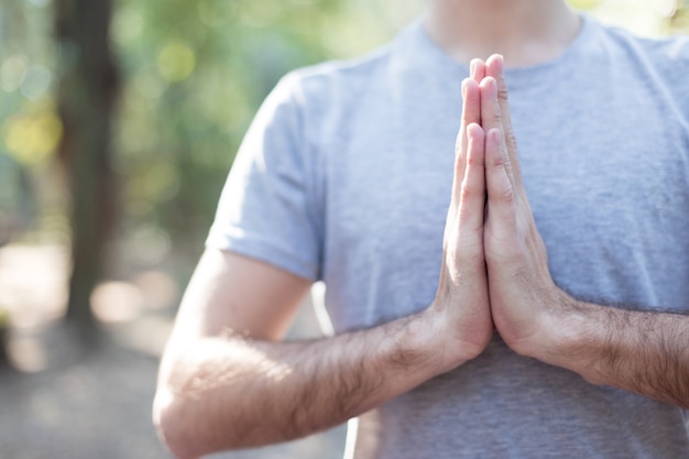 Rapaz meditando no pose da oração