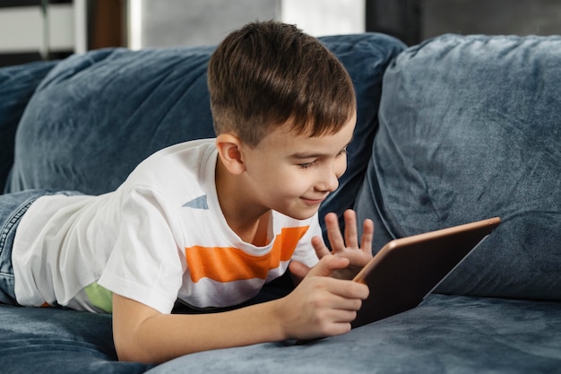 Rapaz, uma casa acenando para alguém no tablet digital