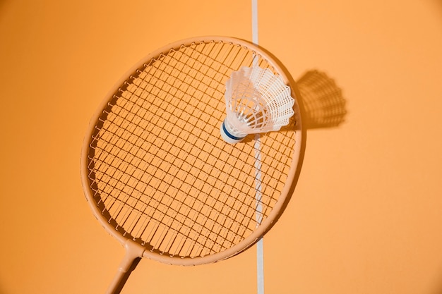 Raquete de badminton e vista superior da peteca