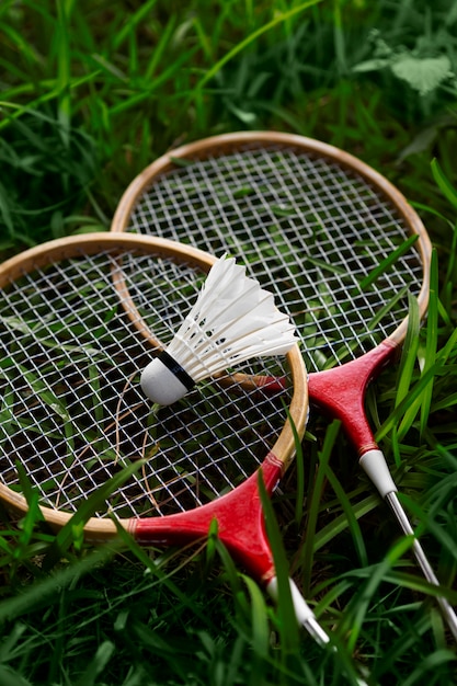 Raquetes de badminton em alto ângulo de grama