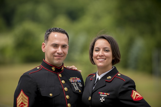 Raso foco tiro de um casal militar sorrindo
