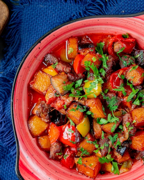 Ratatouille pimentão carne berinjela tomate batata vista superior