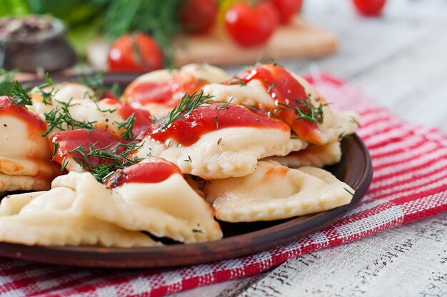 Ravioli delicioso com molho de tomate e endro