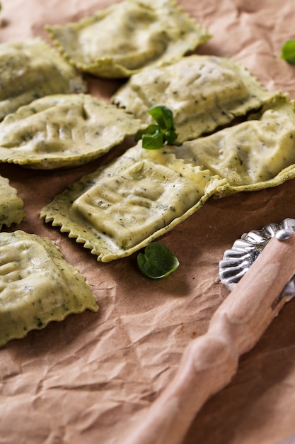 Raviolis feitos à mão com folhas de manjericão