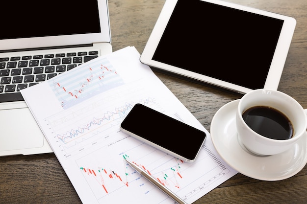 Área de trabalho com gráficos e dispositivos de negócios