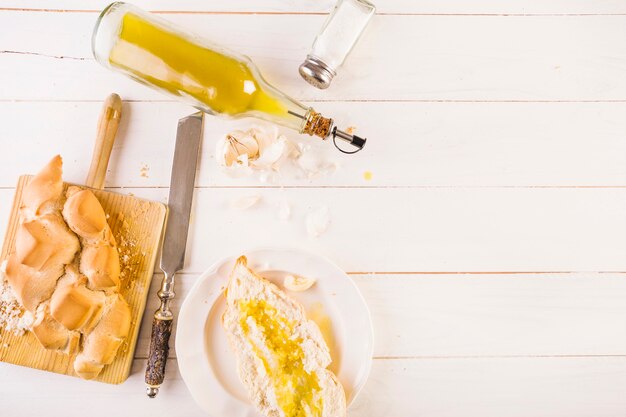 Área de trabalho de cozinha com pão e azeite