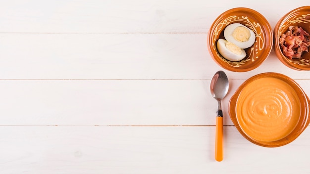 Área de trabalho de cozinha com sopa de creme