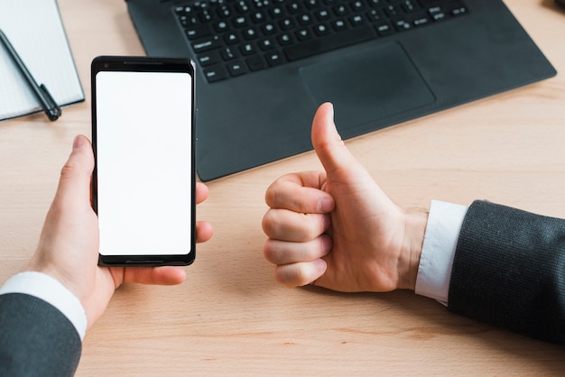 Área de trabalho de escritório com laptop e celular