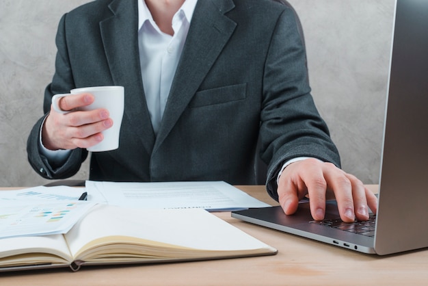 Área de trabalho de escritório com laptop e um notebook