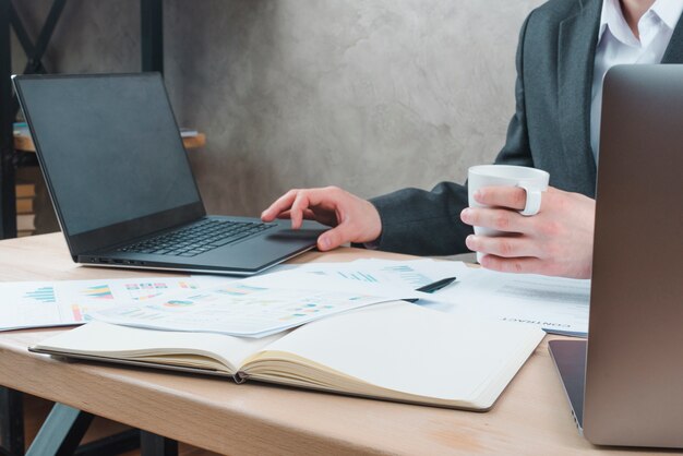 Área de trabalho de escritório com laptop e um notebook