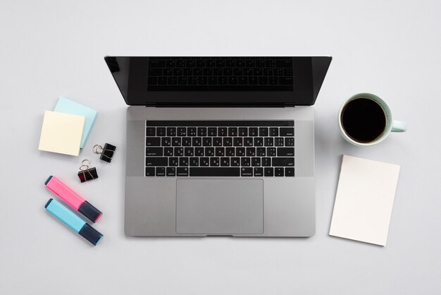 Área de trabalho de escritório com laptop e uma xícara de café