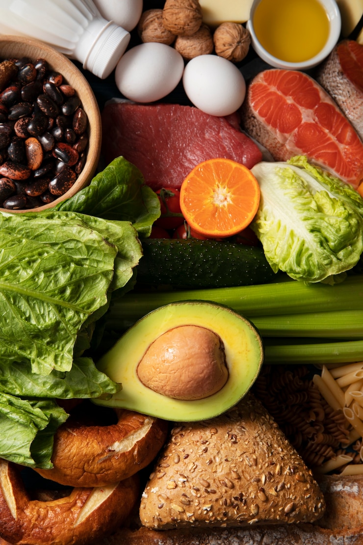 Foto grátis real arranjo de pirâmide alimentar ainda vida