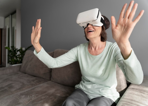 Realidade virtual de mulher sorridente de tiro médio