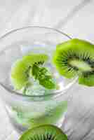 Foto grátis receita de água infundida com menta kiwi