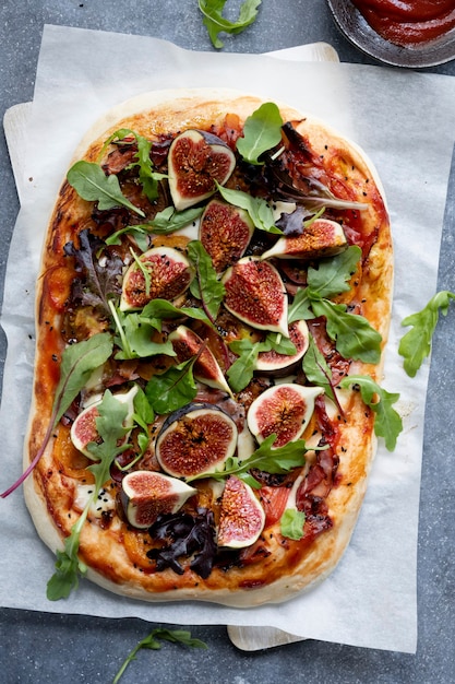 Receita de comida saudável de pizza caseira de figo recém-assada