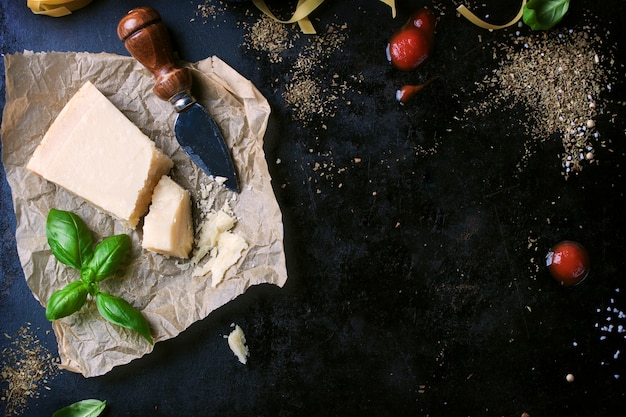 receita de massa de Parmesão com um pedaço de queijo e massa crua e outros ingredientes