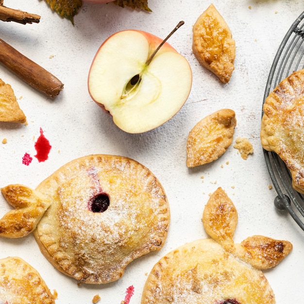 Receita de sobremesa torta de maçã amora recém-assada no dia de ação de graças