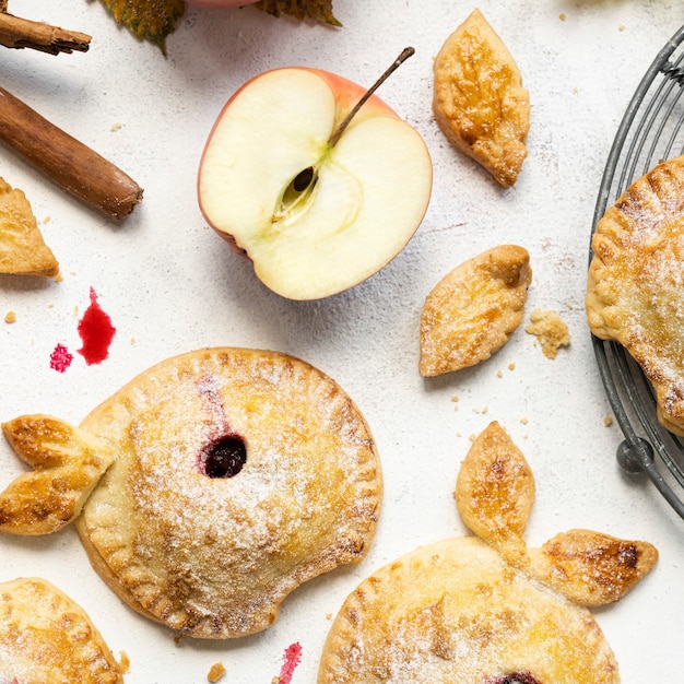 Receita de sobremesa torta de maçã amora recém-assada no Dia de Ação de Graças