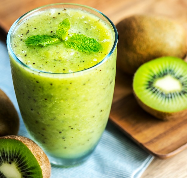 Receita de verão saudável smoothie de kiwi