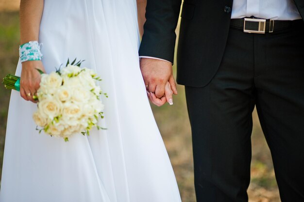 Recém-casados no dia do casamento no parque