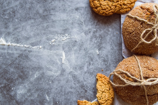 Recém-feitos pães na mesa com espaço para texto