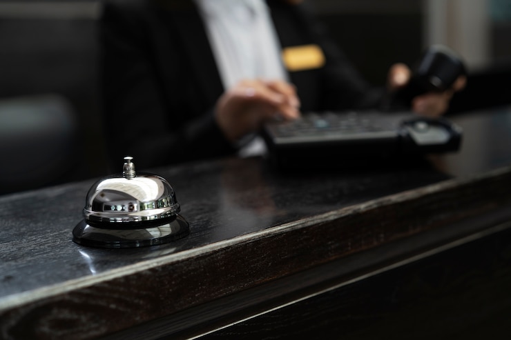 Foto grátis recepcionista de fato elegante durante o horário de trabalho