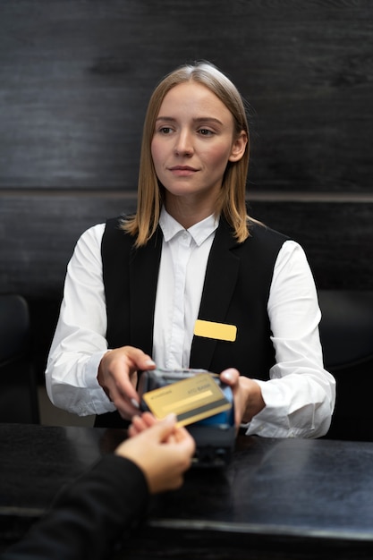 Recepcionista feminina em terno elegante durante o horário de trabalho