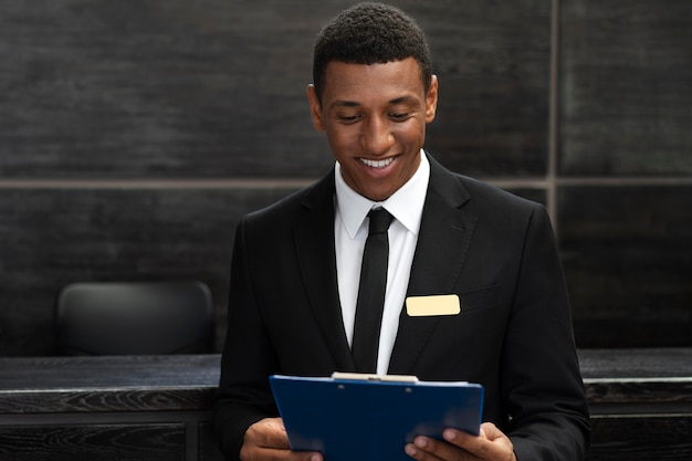 Recepcionista masculino no trabalho em terno elegante