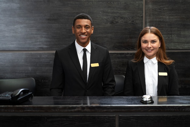 Recepcionistas em ternos elegantes durante o horário de trabalho