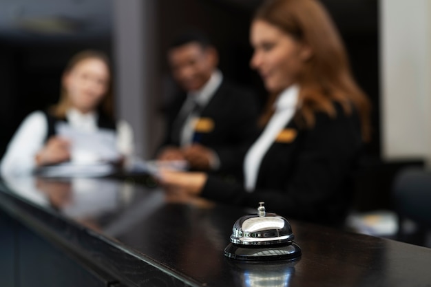 Recepcionistas em ternos elegantes durante o horário de trabalho