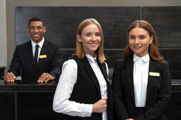 Foto grátis recepcionistas no trabalho em ternos elegantes