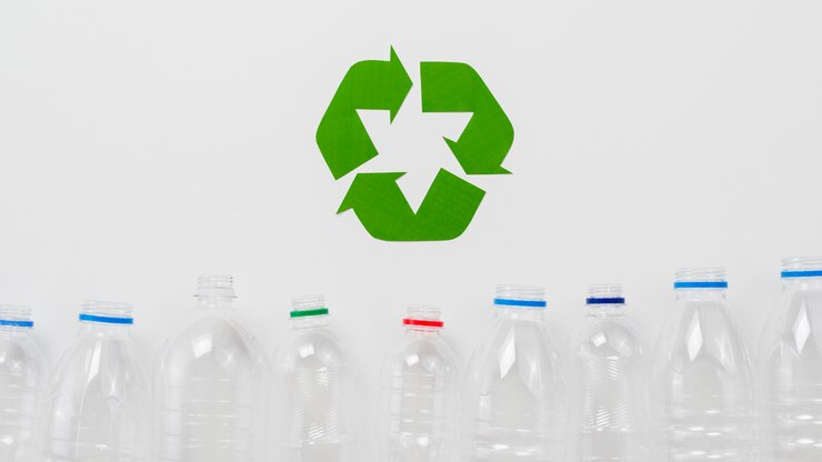 Foto grátis recicl o símbolo e garrafas de plástico no backgound cinza
