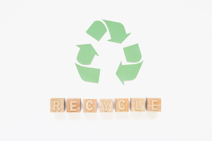 Foto grátis recicl o sinal com palavra de cubos